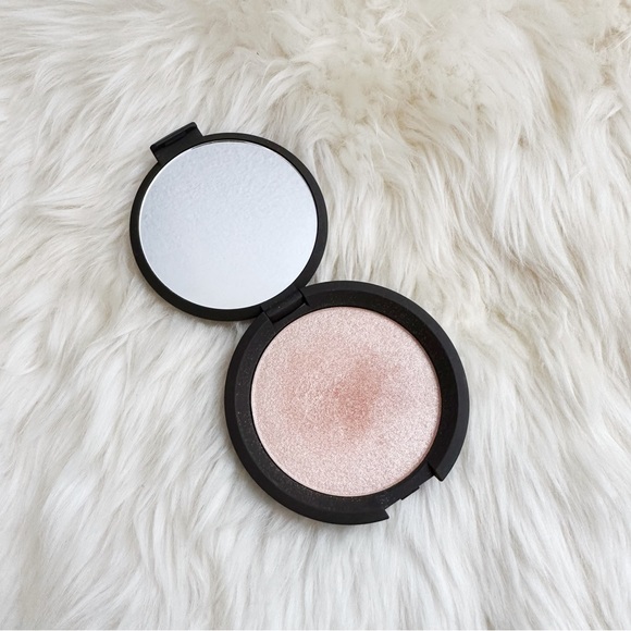 Becca Shimmering Skin Perfector Pressed Powder in Champagne Pop - Picture 3 of 3